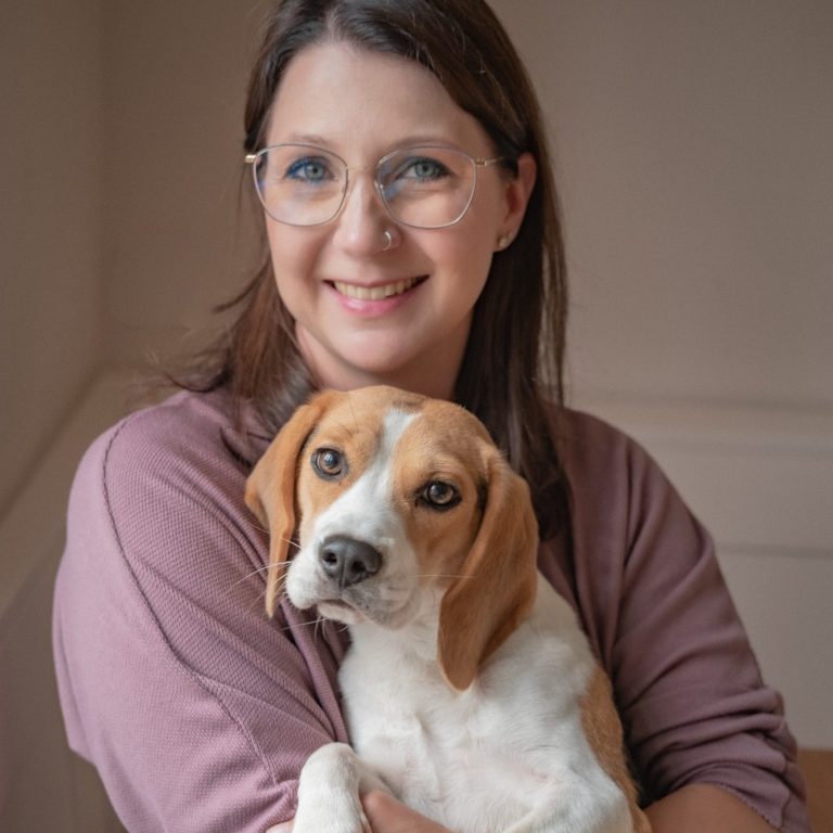 Janine von Chiemgau mit Pfoten mit ihrer Beagle-Dame Winnie Janine von Chiemgau mit Pfoten mit ihrer Beagle-Dame Winnie